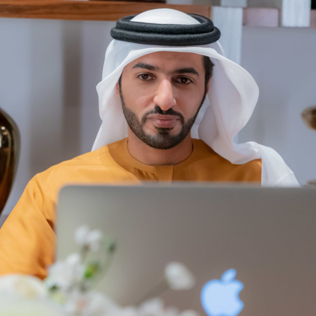 مجلس راشد بن حميد الافتراضي يبدأ اولى جلساته الرمضانية بحوار علمي حول كوفيد 19