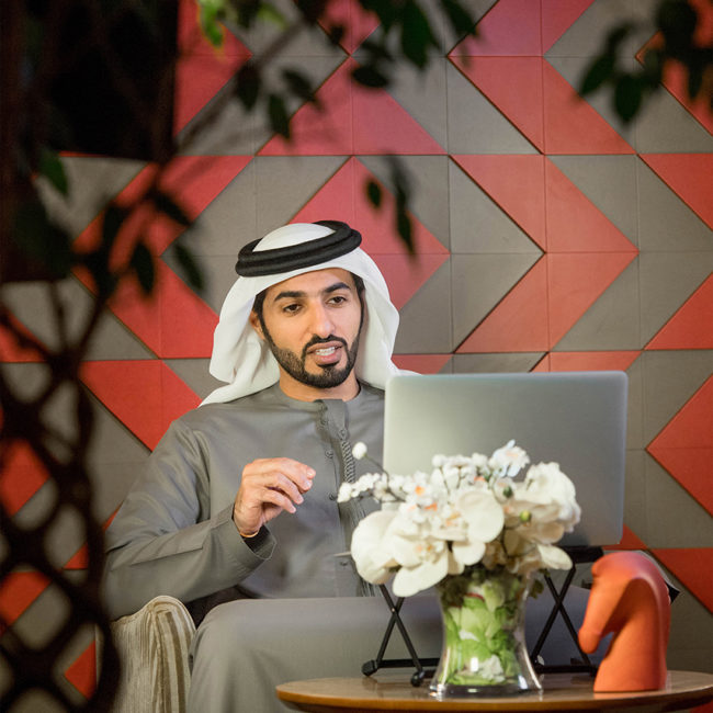 خلال المجلس الافتراضي راشد بن حميد يؤكد أن الدولة قدمت نموذجاً سياسياً يحتذى به في العالم أجمع