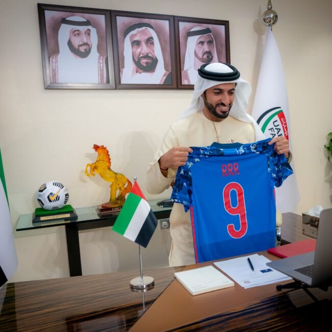 راشد بن حميد وكوزو يُوقعان المذكرة عبر تقنية الاتصال المرئي