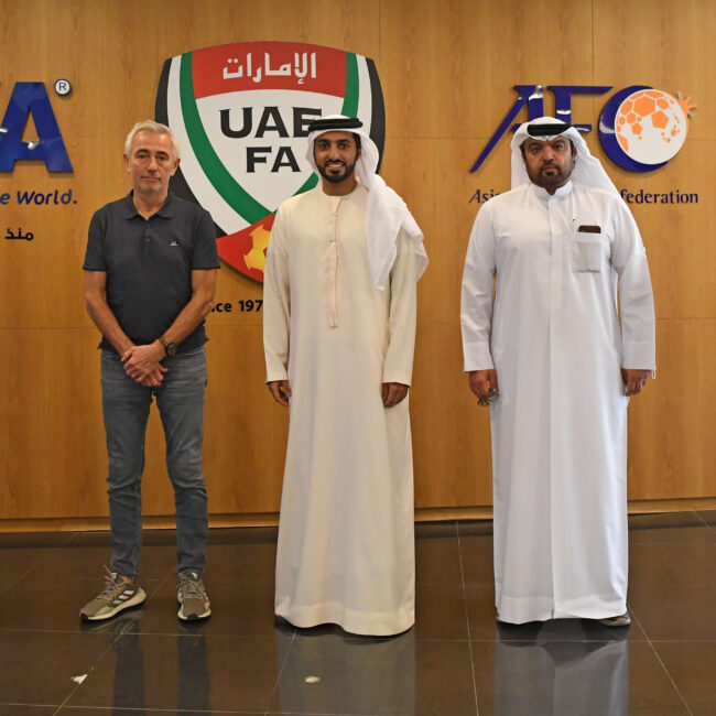 راشد بن حميد يلتقي مدرب منتخبنا الوطني فان مارفيك