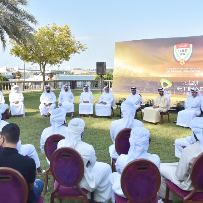 راشد بن حميد يلتقي لاعبي منتخبنا الوطني ويحثهم على المزيد من العمل