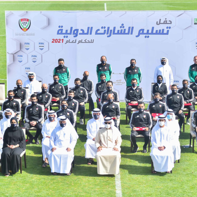راشد بن حميد يُسلم الشارات الدولية للحكام