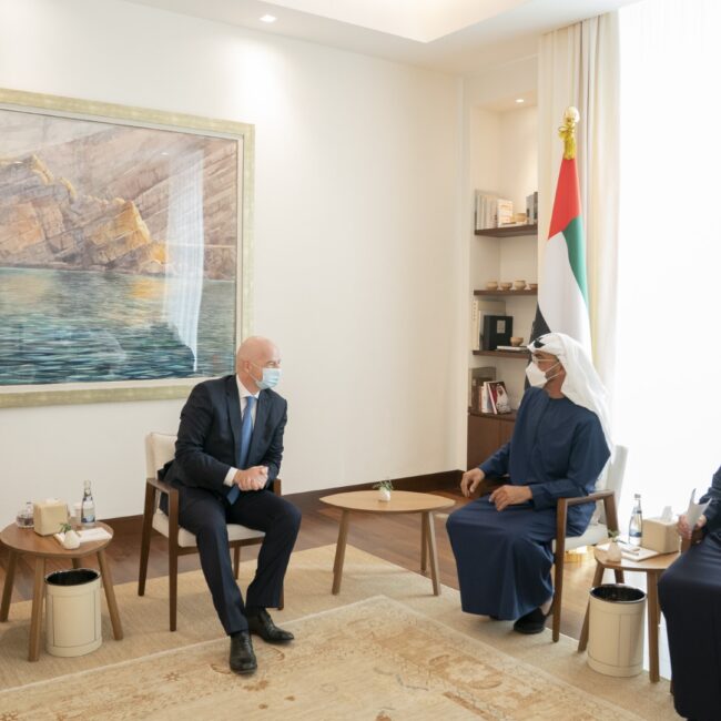 محمد بن زايد يستقبل رئيس الــ ” فيفا”