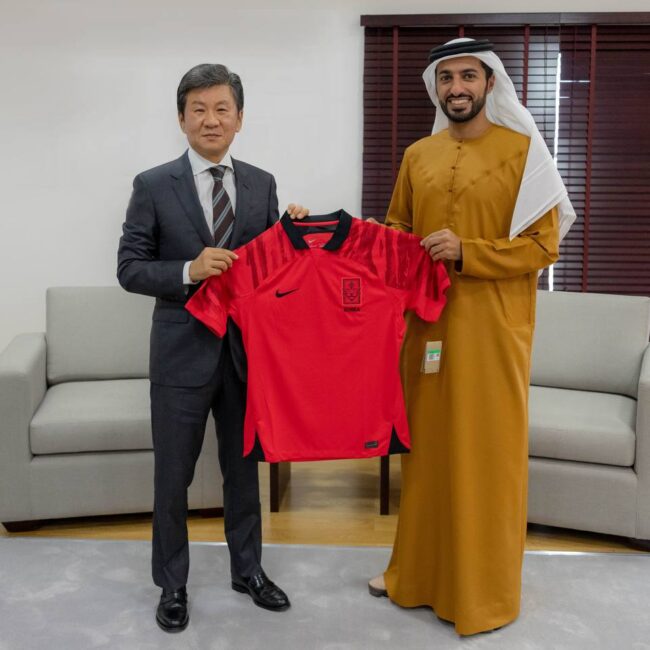 راشد بن حميد يستقبل رئيس الاتحاد الكوري الجنوبي لكرة القدم